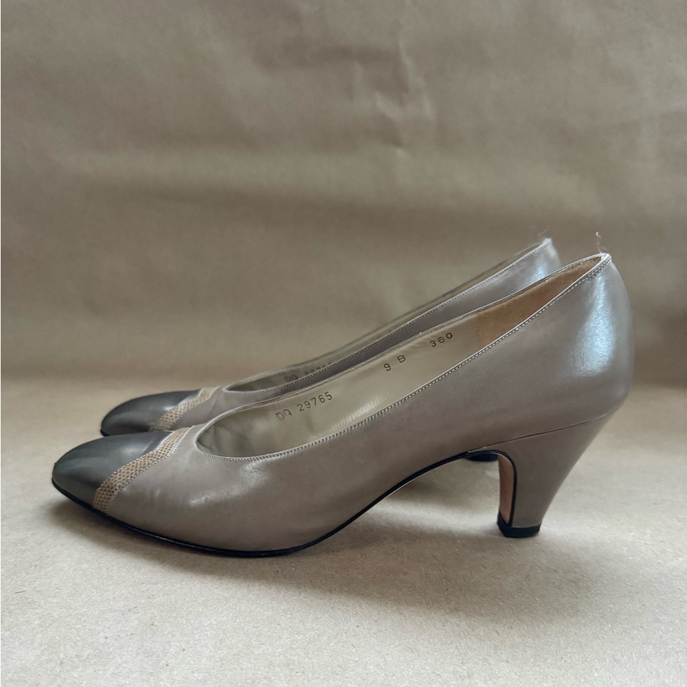 VTG Salvatore Ferragamo Two Tone Low Heel (2.5”) Pumps in Taupe & Metallic Toe 9 - Picture 3 of 13